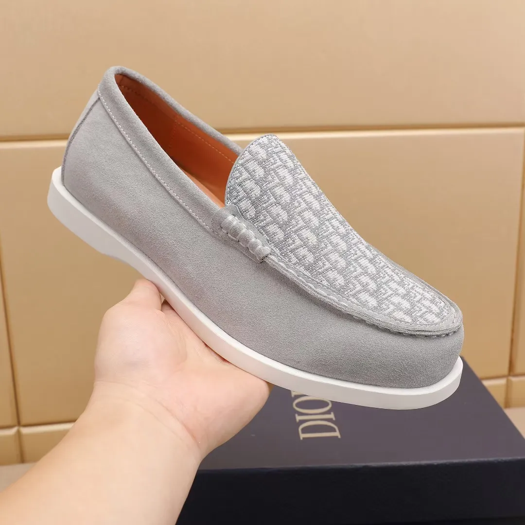 Men's Men's Shoes 💰400 [New Style] 🏍️🏍️Dior - This Dior Granville loafer is a casual dress shoe. Crafted from luxuriously soft beige suede, it features a beige Oblique print panel on the upper. The lightweight cream-white rubber sole is more sophisticated. The Dior Oblique pattern is engraved on the outsole to enhance the style, and the Dior logo is engraved on the back side. Adds elegance to any casual look.